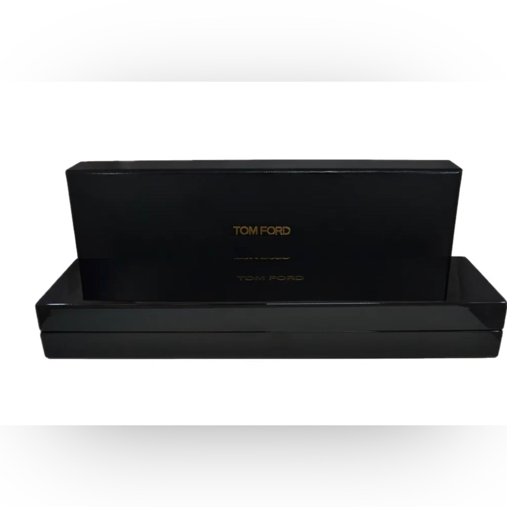 Tom Ford Unisex White Dial Quartz Watch - Picture 5 of 13